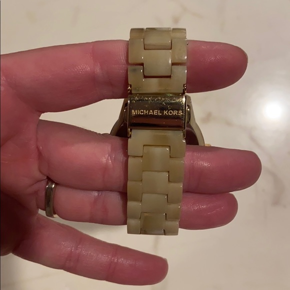 Michael Kors Mother of Pearl gold tone watch - Picture 5 of 7